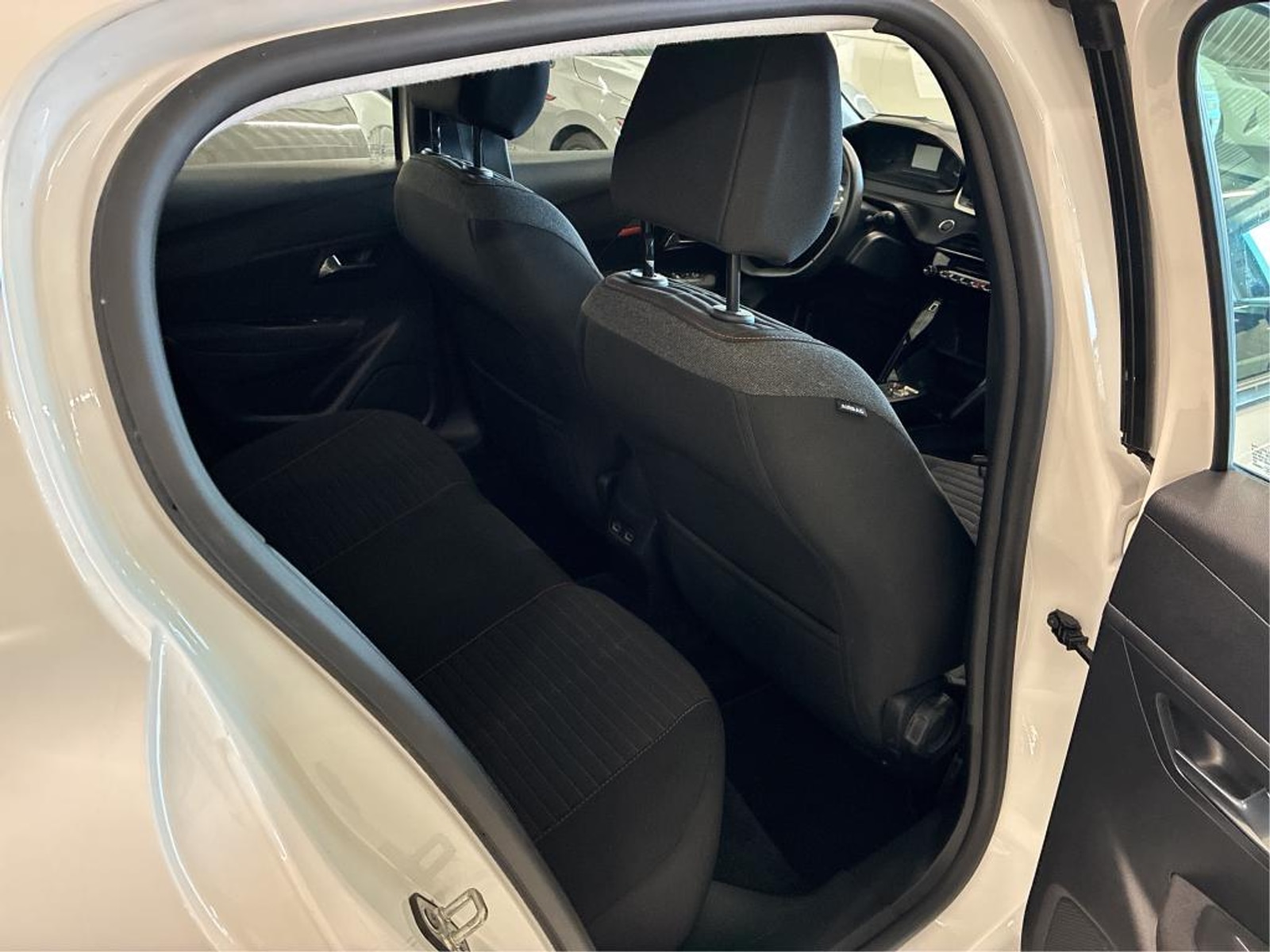 Foto 7 van Peugeot E-208