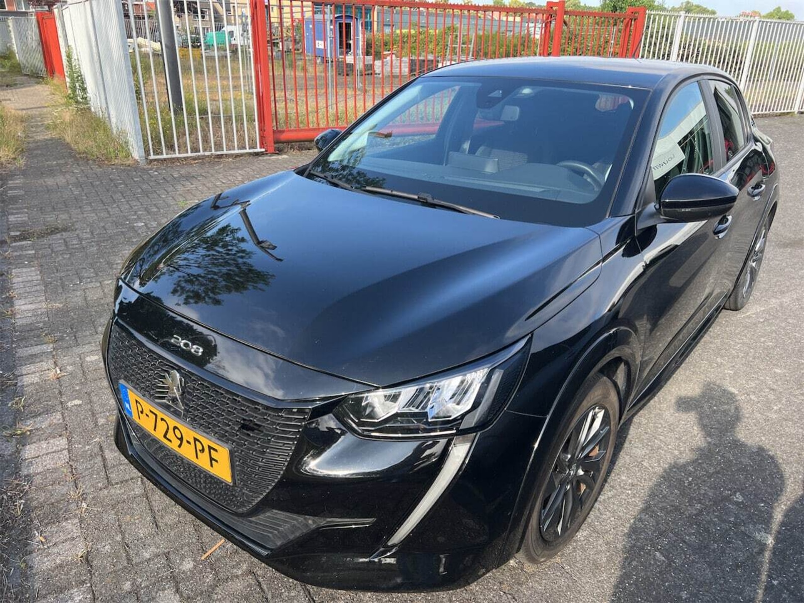 Foto 2 van Peugeot E-208