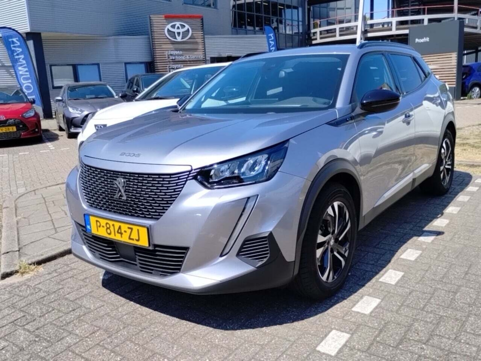 Foto 2 van Peugeot E-2008