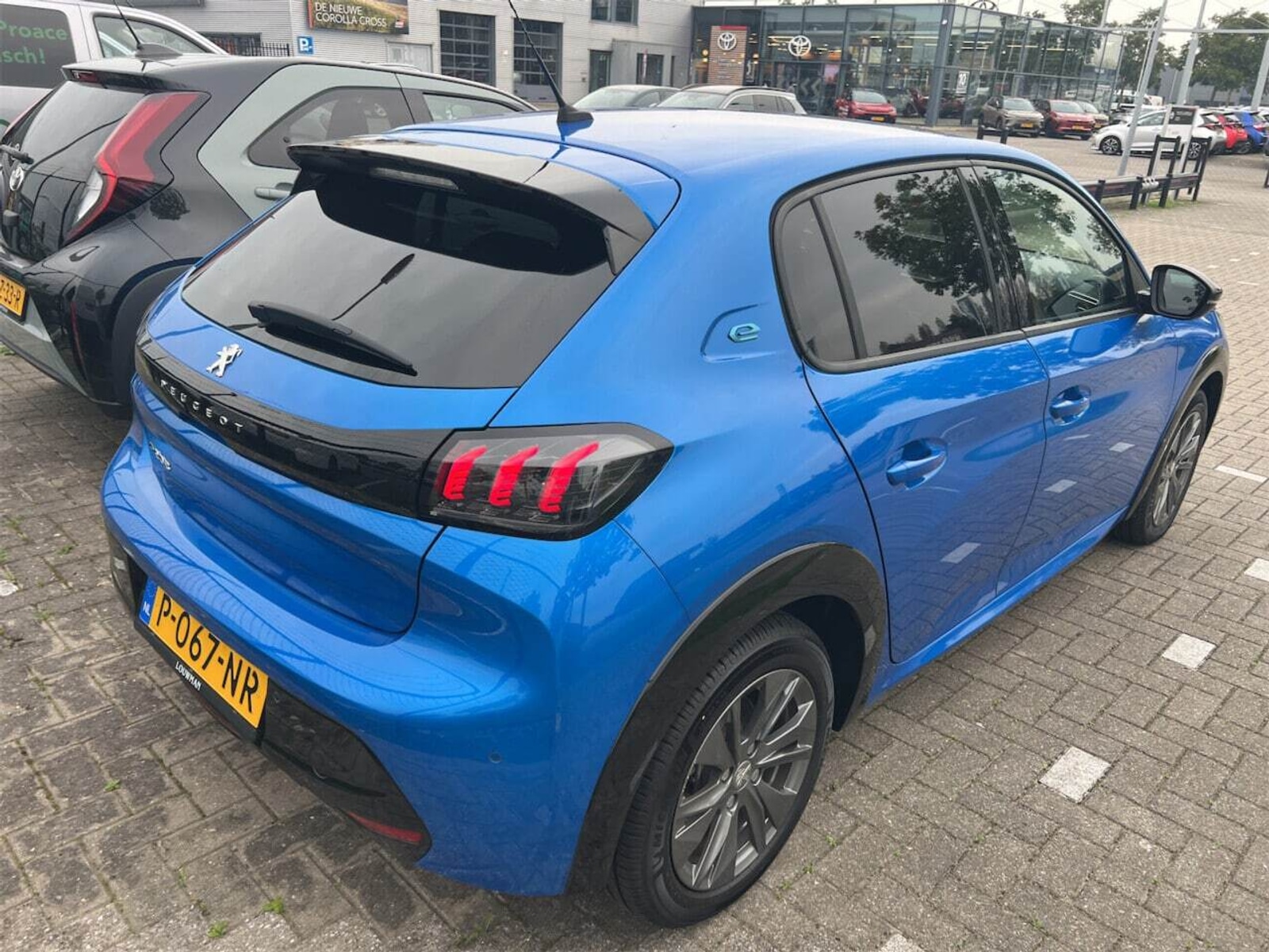Foto 2 van Peugeot E-208