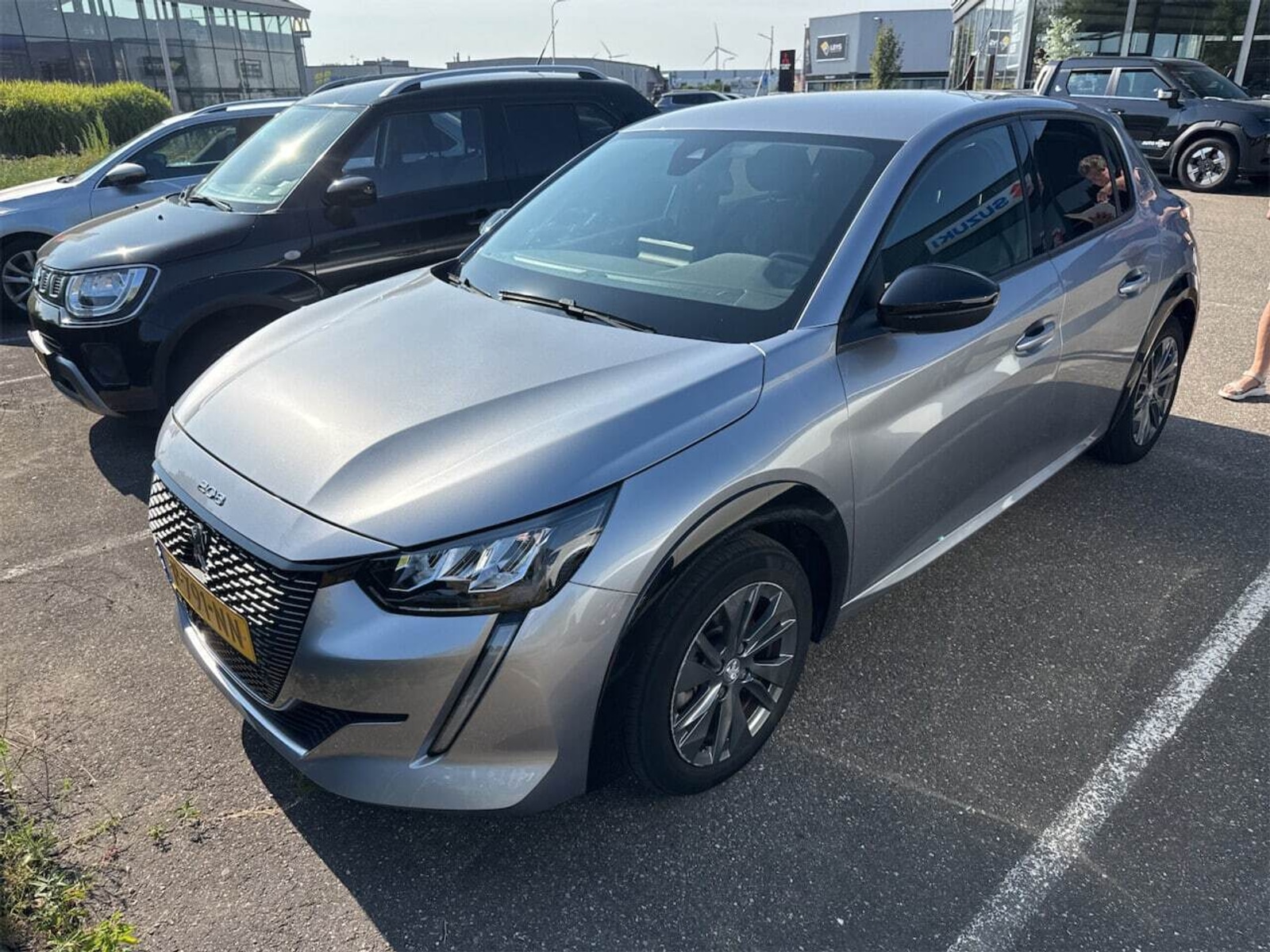Foto 2 van Peugeot E-208