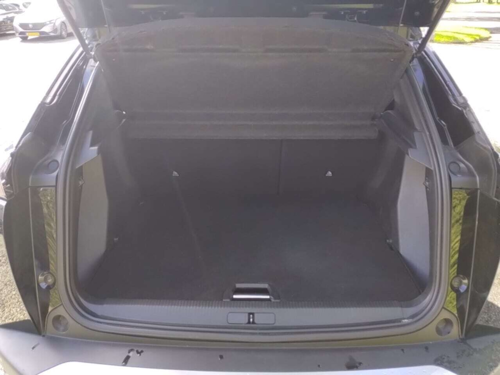 Foto 5 van Peugeot E-2008