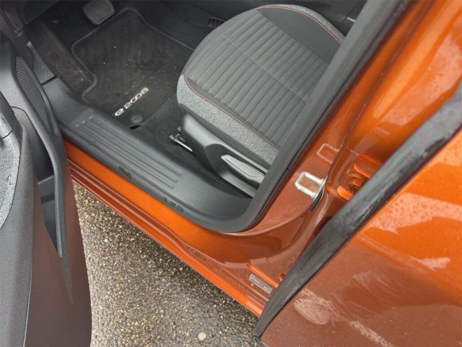 Foto 6 van Peugeot E-2008