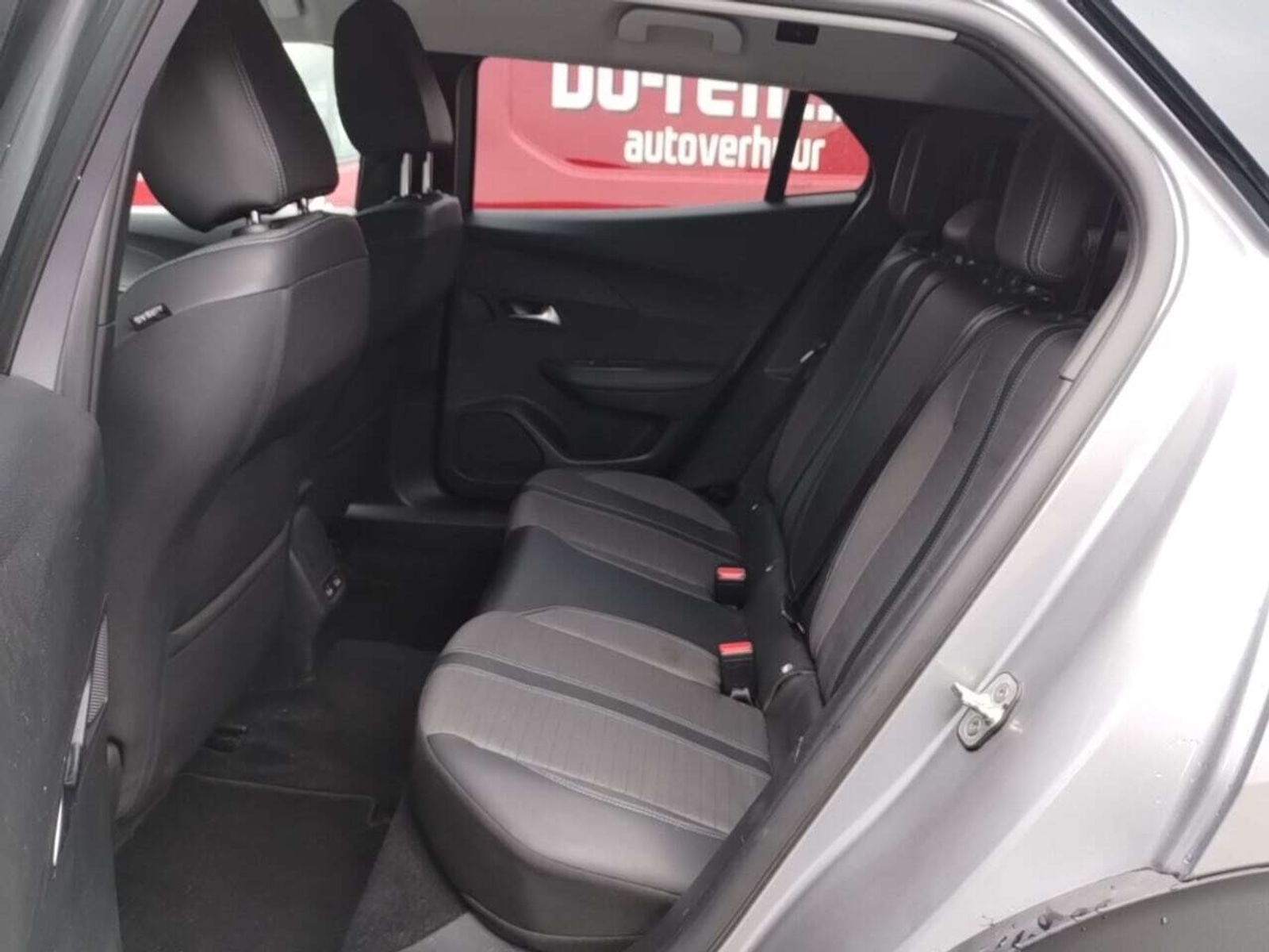 Foto 9 van Peugeot E-2008