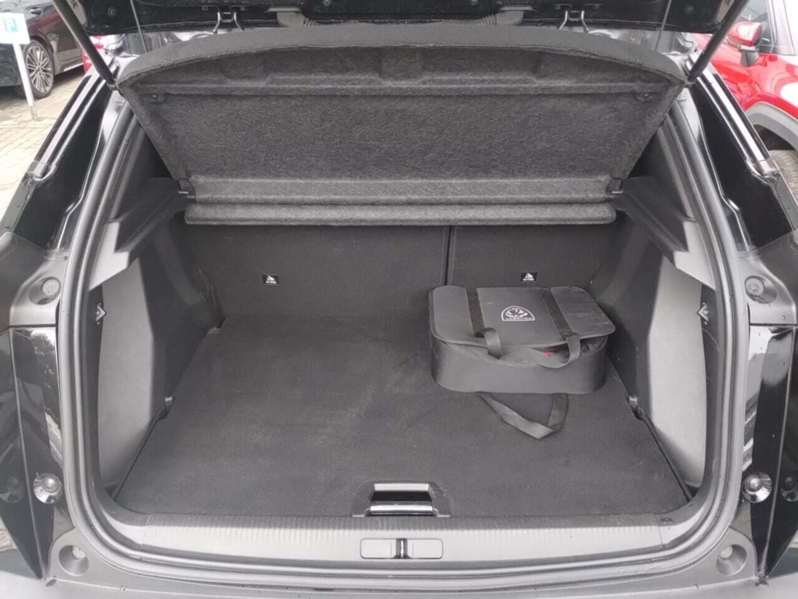 Foto 12 van Peugeot E-2008