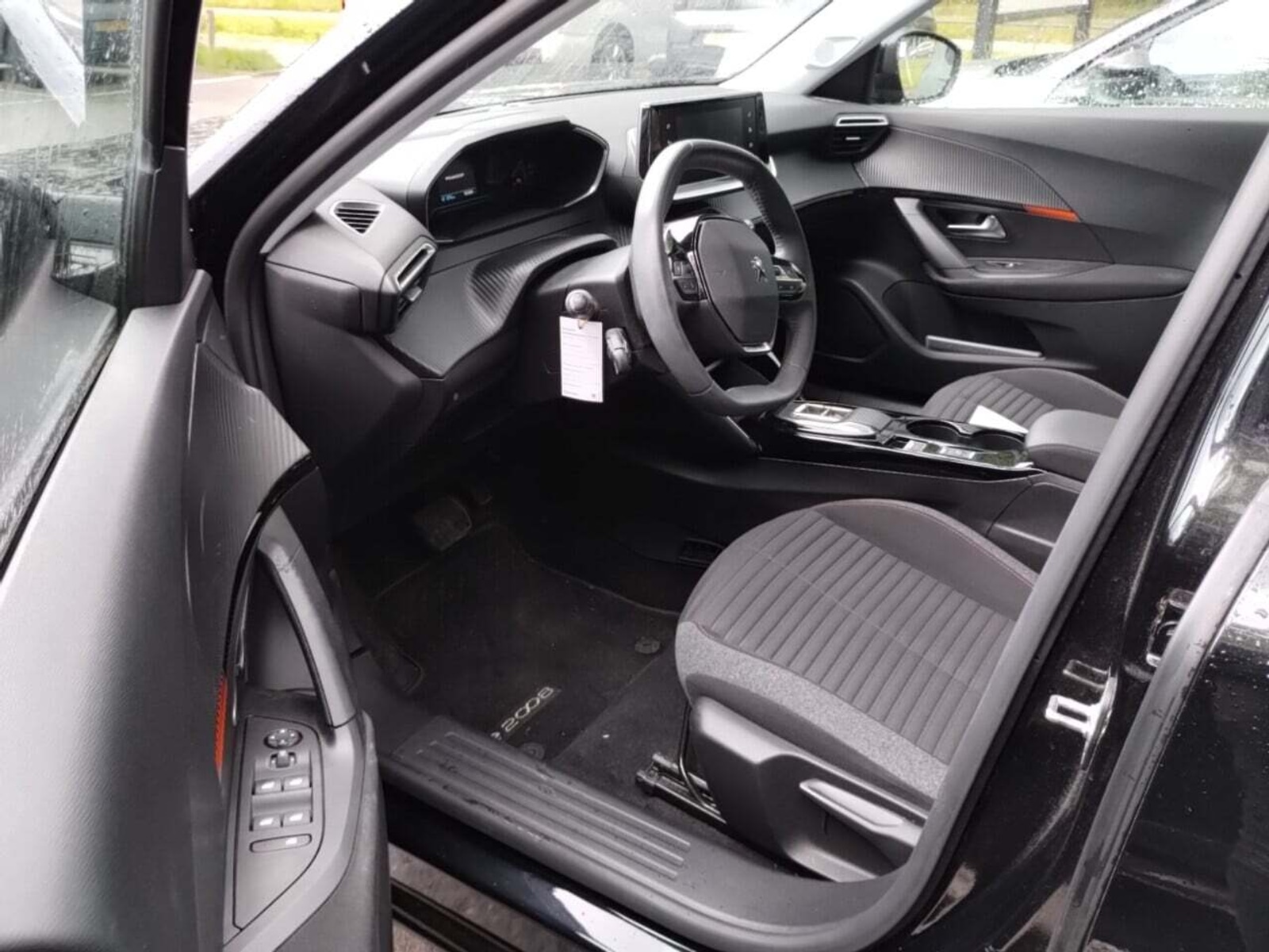 Foto 5 van Peugeot E-2008