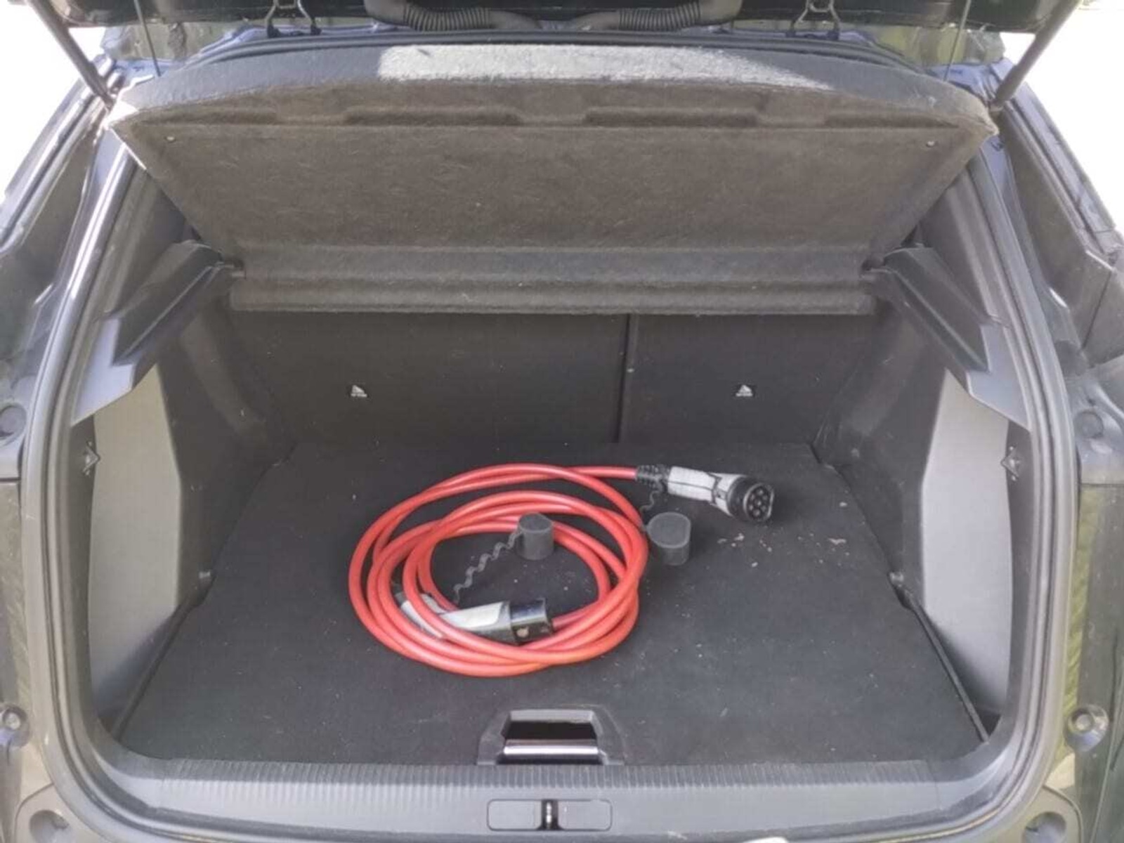 Foto 4 van Peugeot E-2008