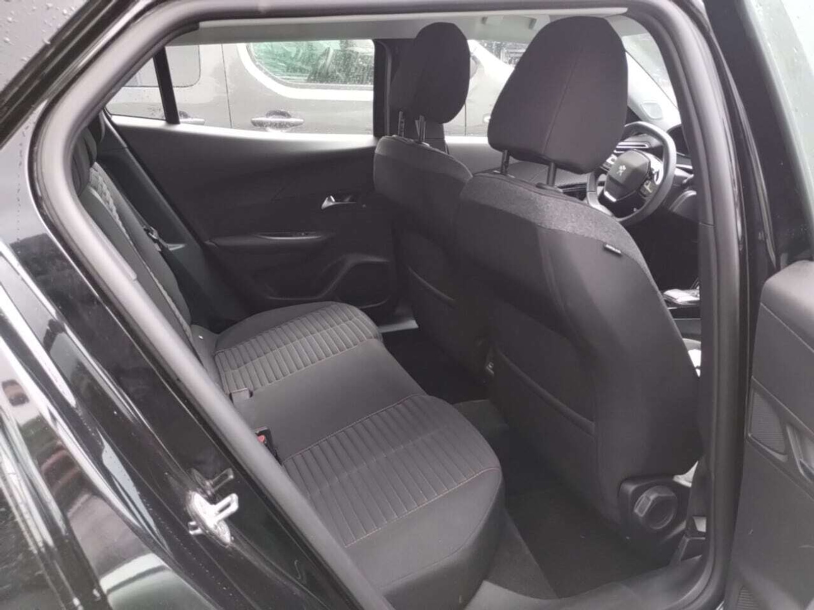 Foto 7 van Peugeot E-2008