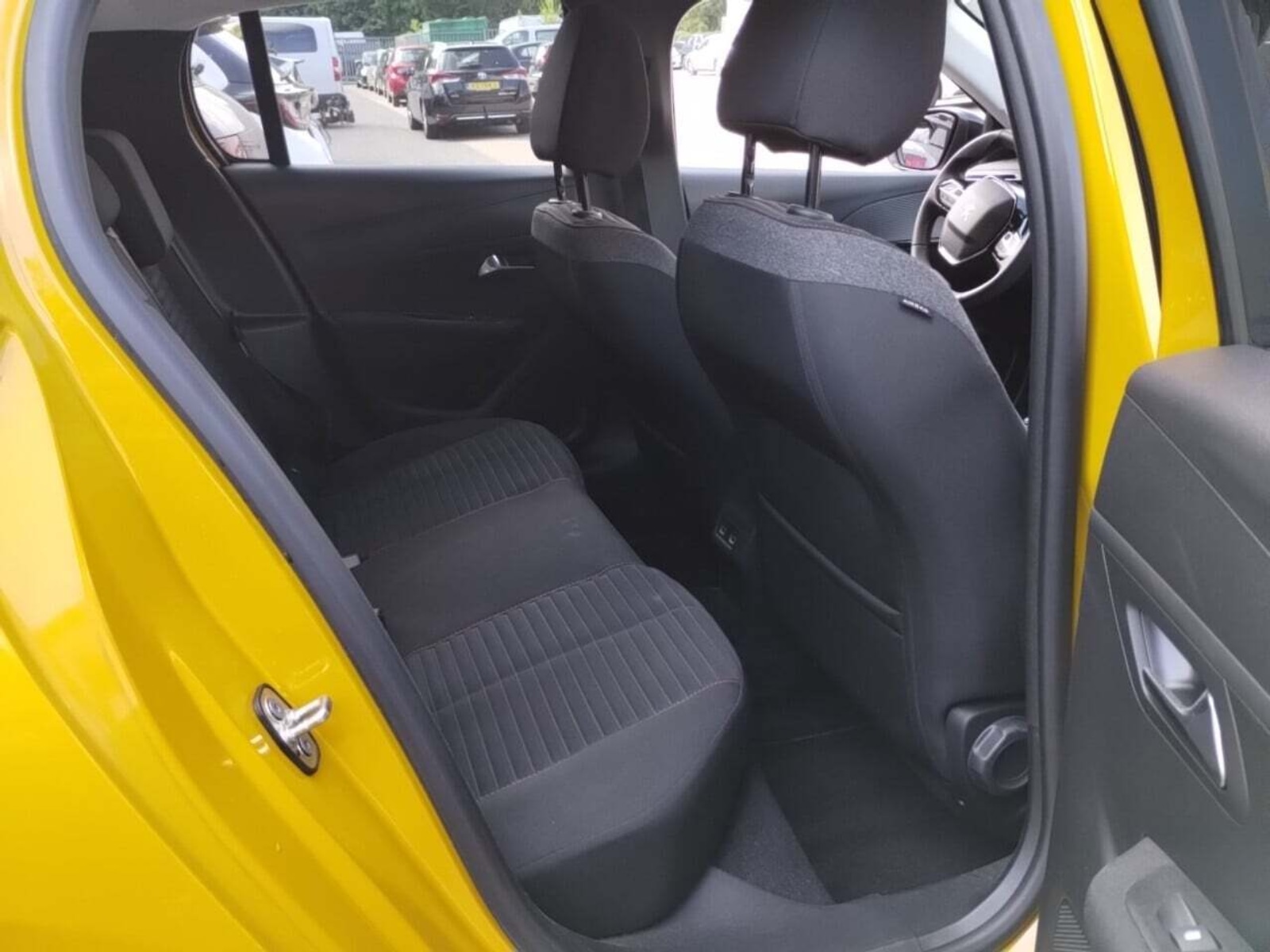 Foto 4 van Peugeot E-208