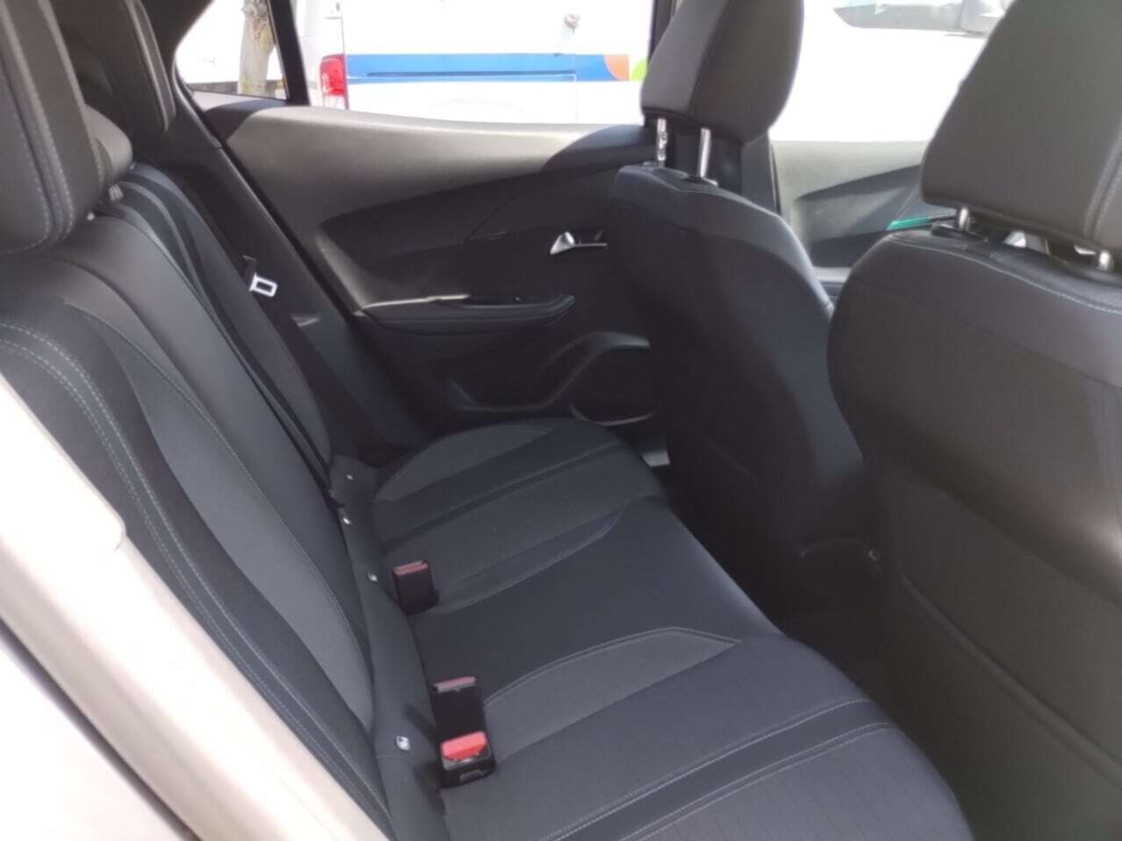 Foto 4 van Peugeot E-2008