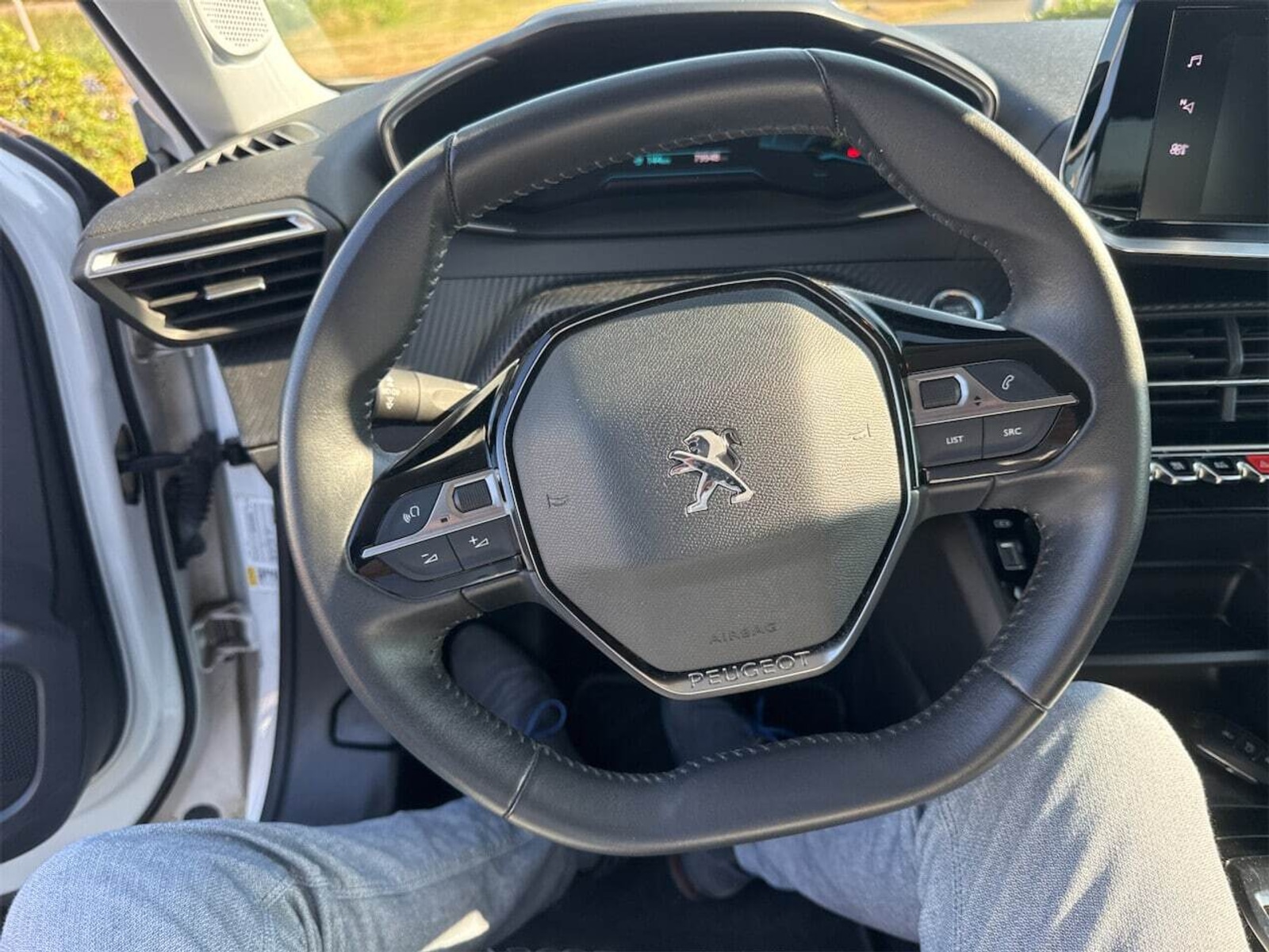 Foto 17 van Peugeot E-2008