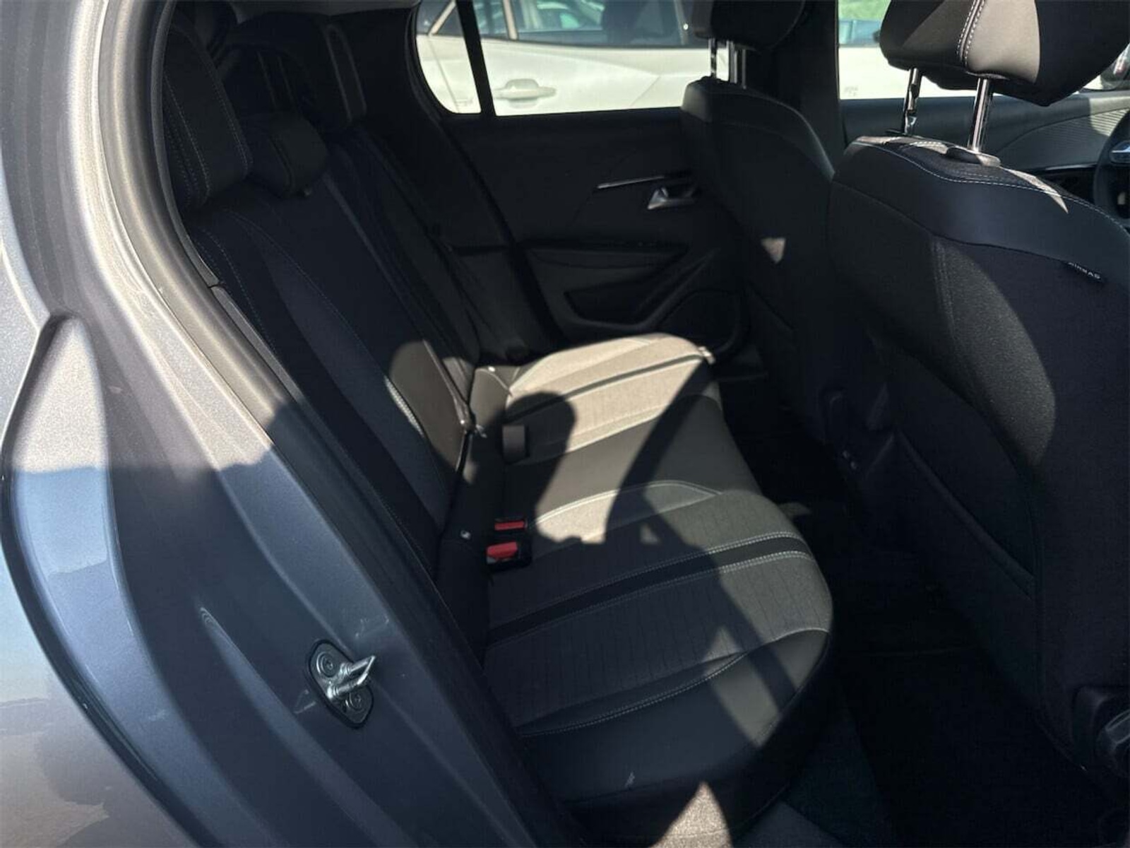 Foto 5 van Peugeot E-208