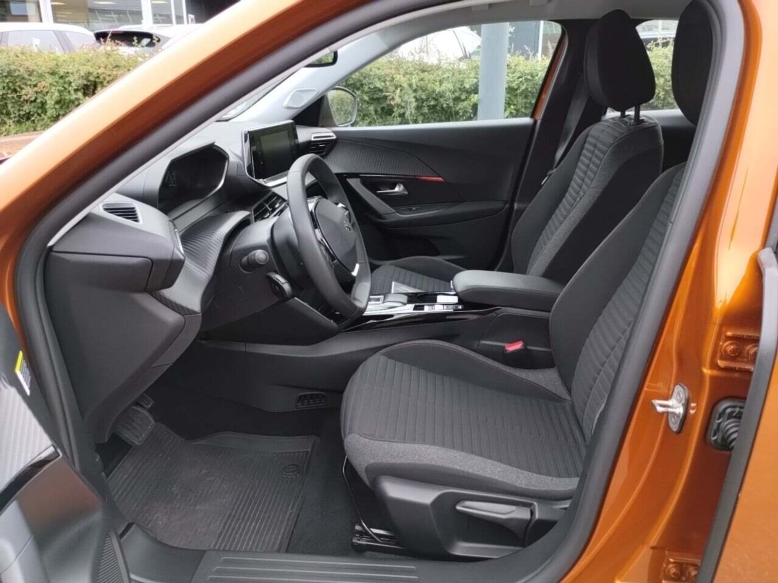 Foto 12 van Peugeot E-2008