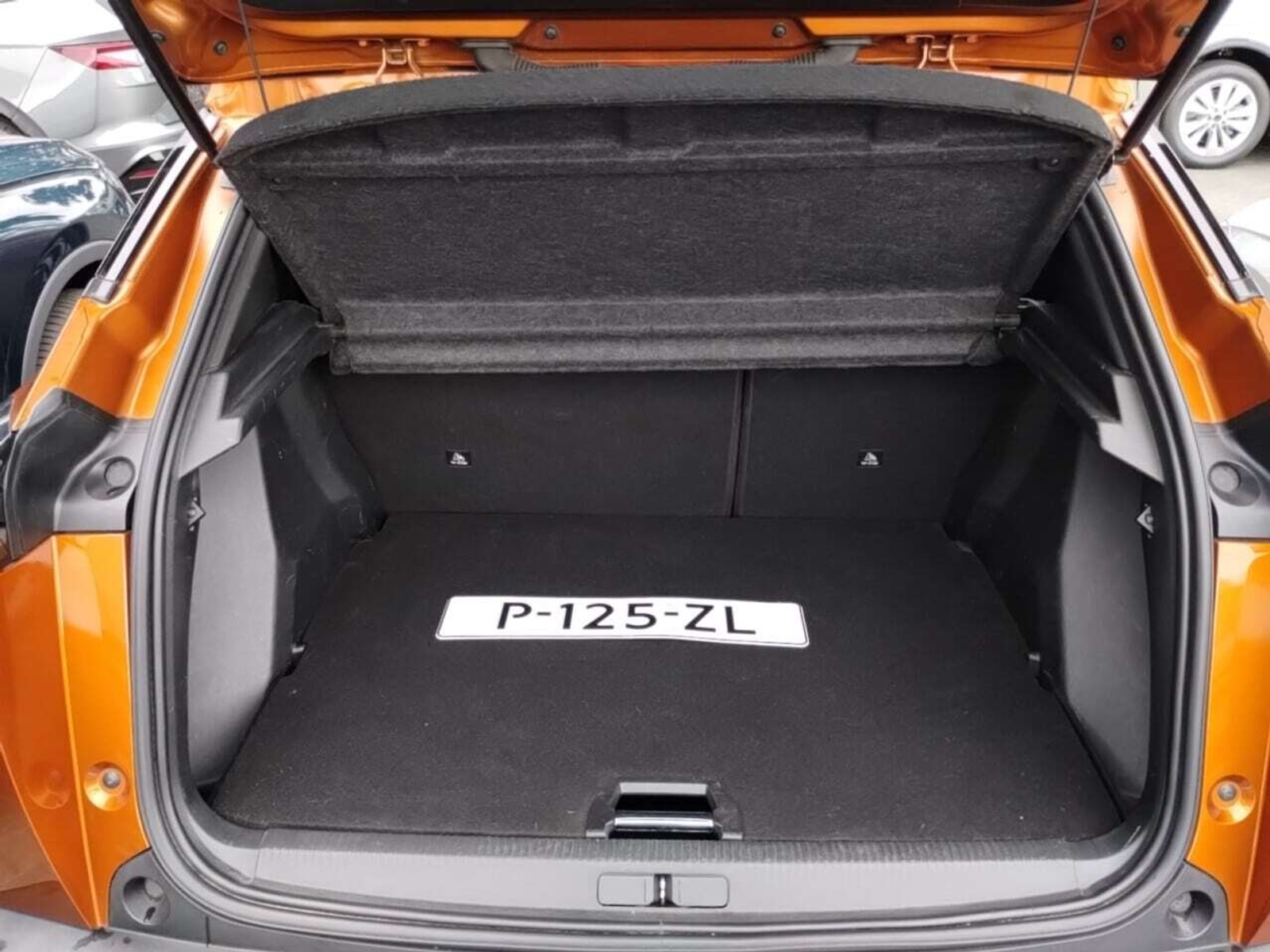 Foto 14 van Peugeot E-2008
