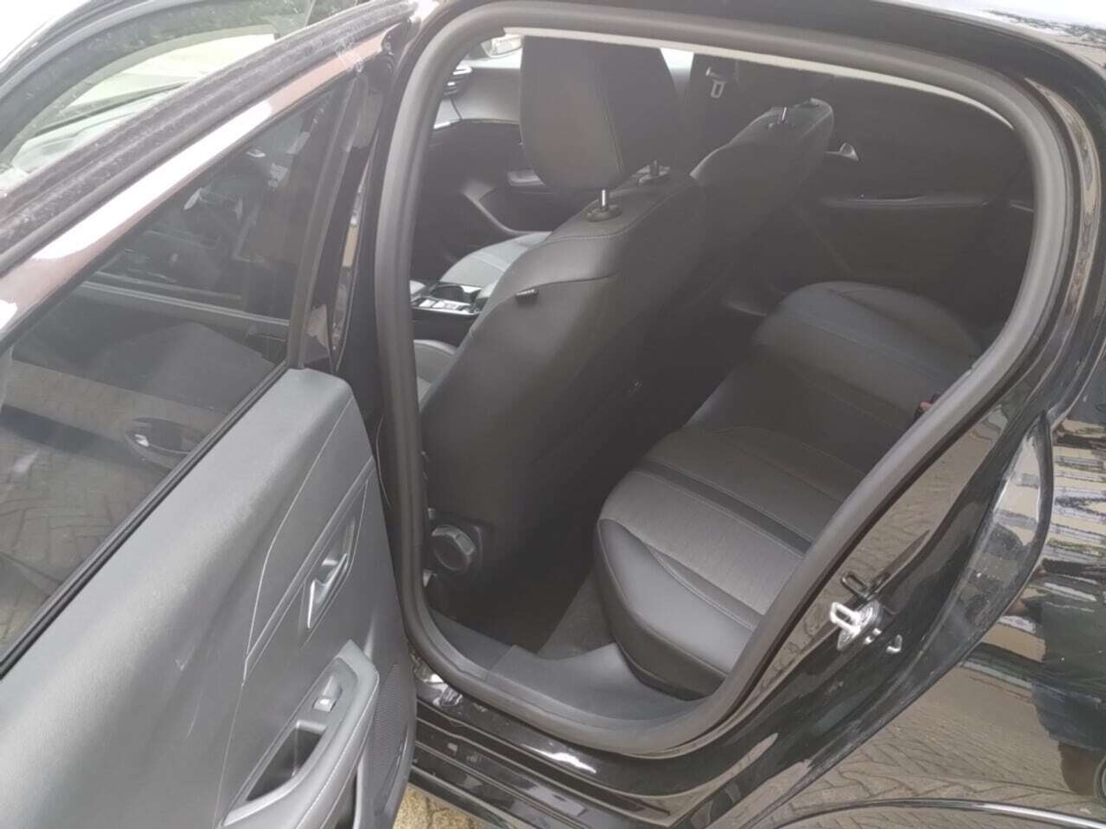 Foto 4 van Peugeot E-208