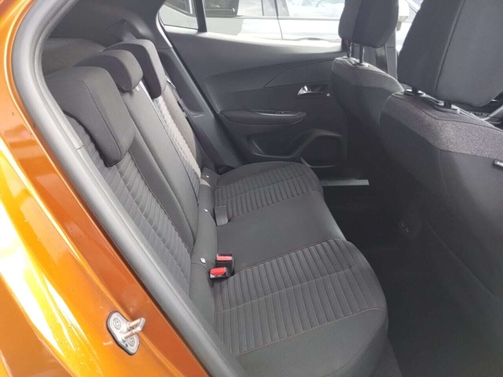 Foto 5 van Peugeot E-2008