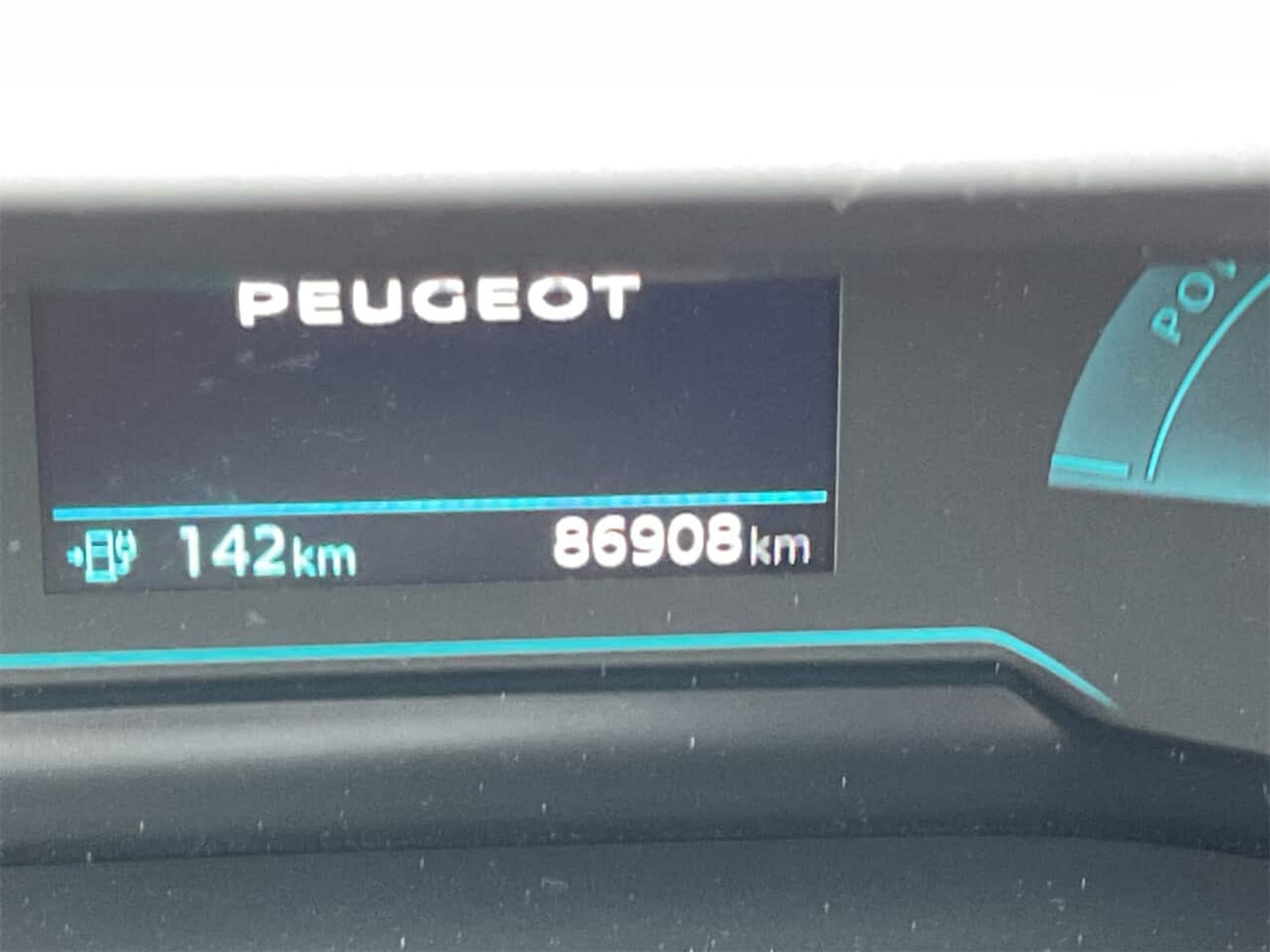Foto 3 van Peugeot E-2008