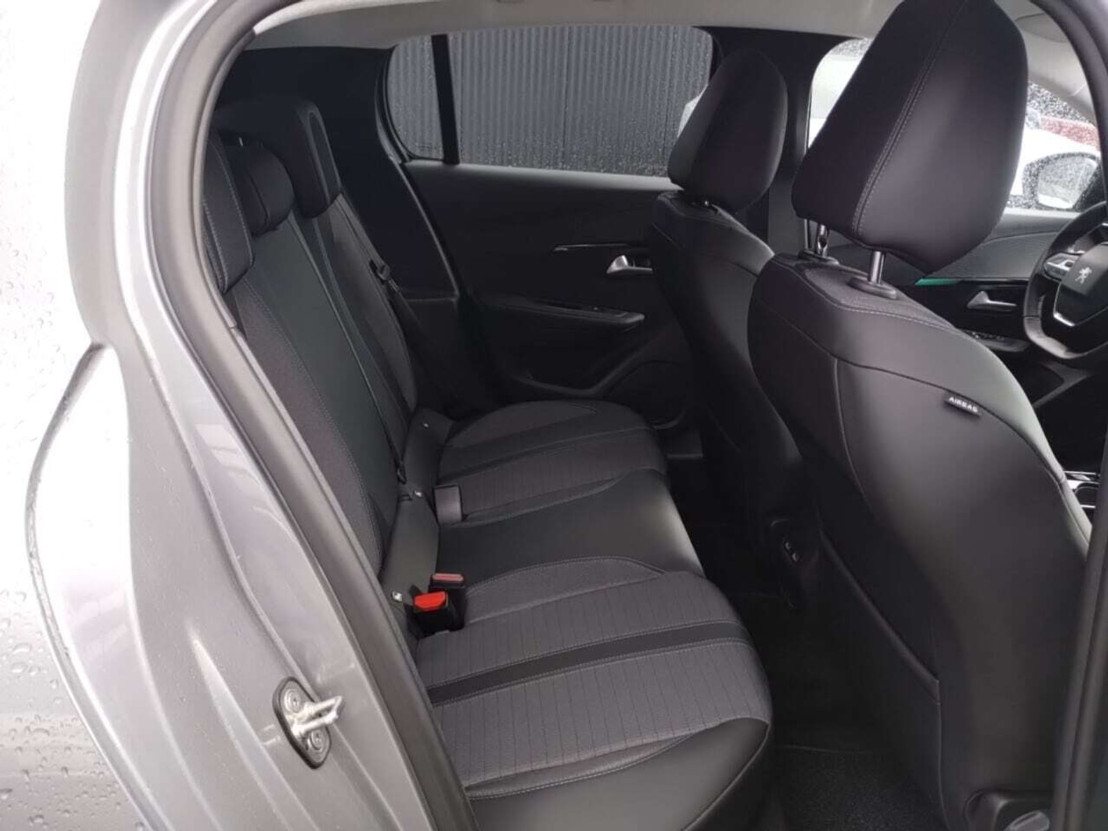 Foto 4 van Peugeot E-208