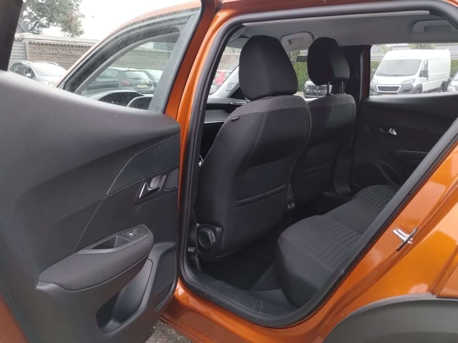 Foto 6 van Peugeot E-2008