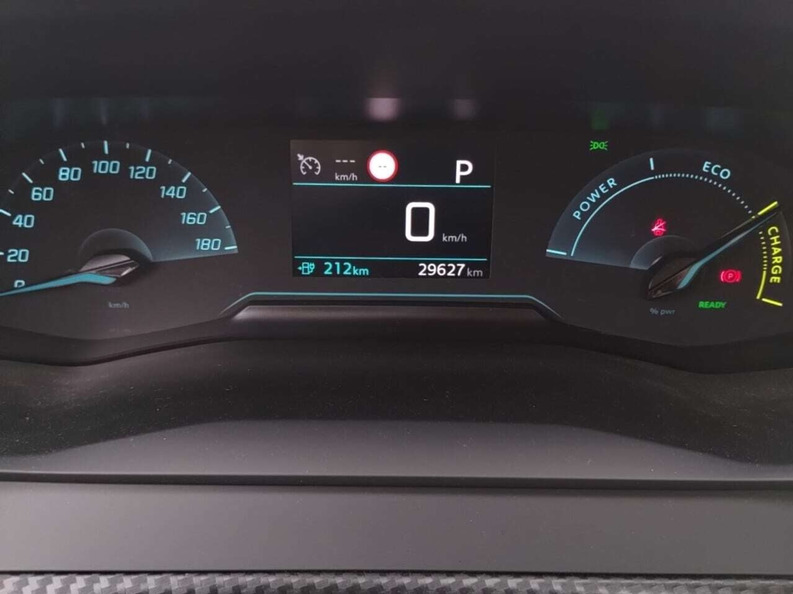 Foto 7 van Peugeot E-2008