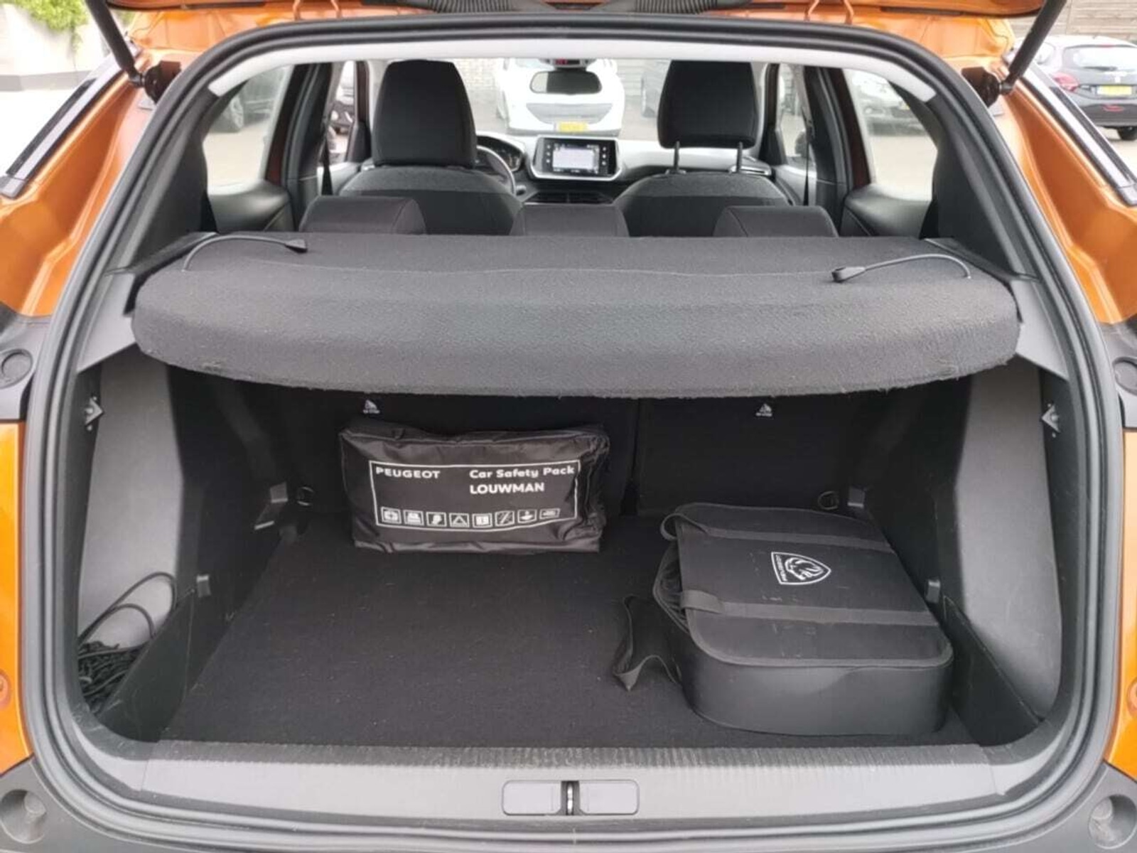 Foto 8 van Peugeot E-2008