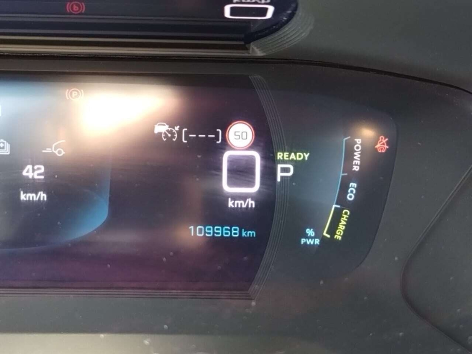 Foto 4 van Peugeot E-2008