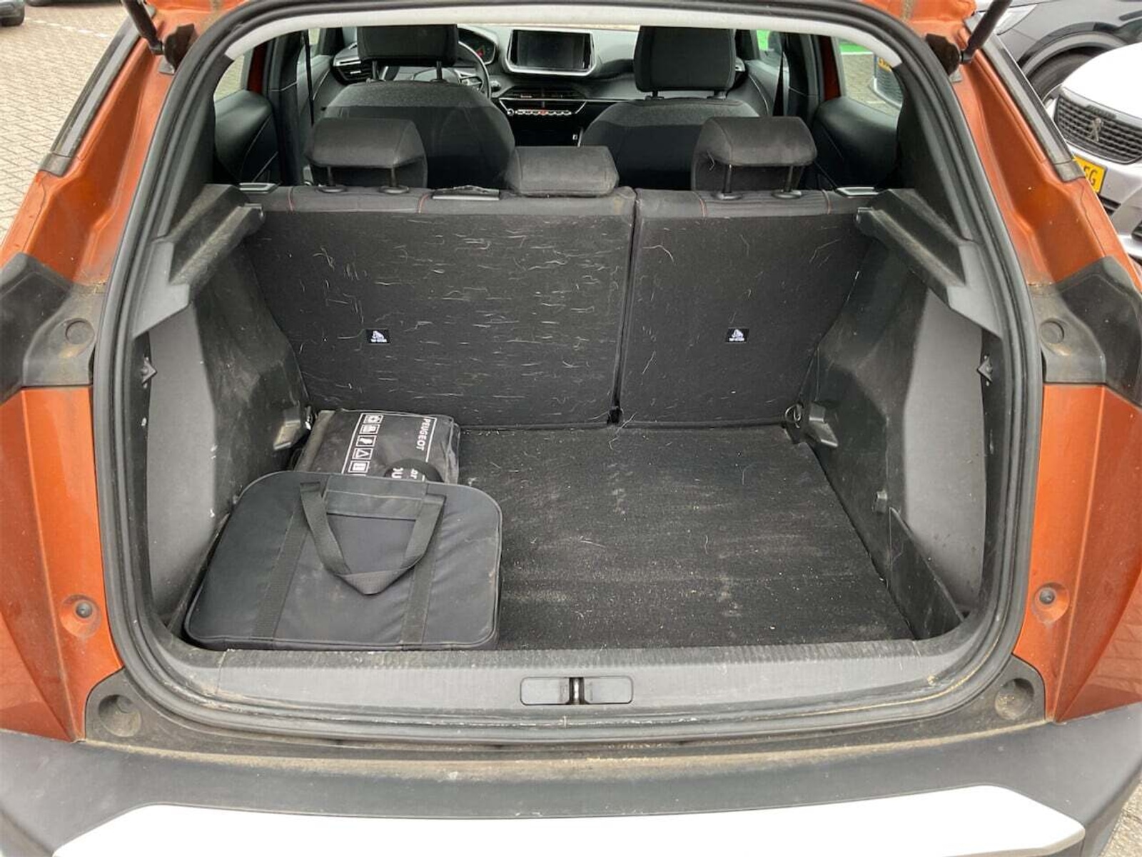Foto 6 van Peugeot E-2008