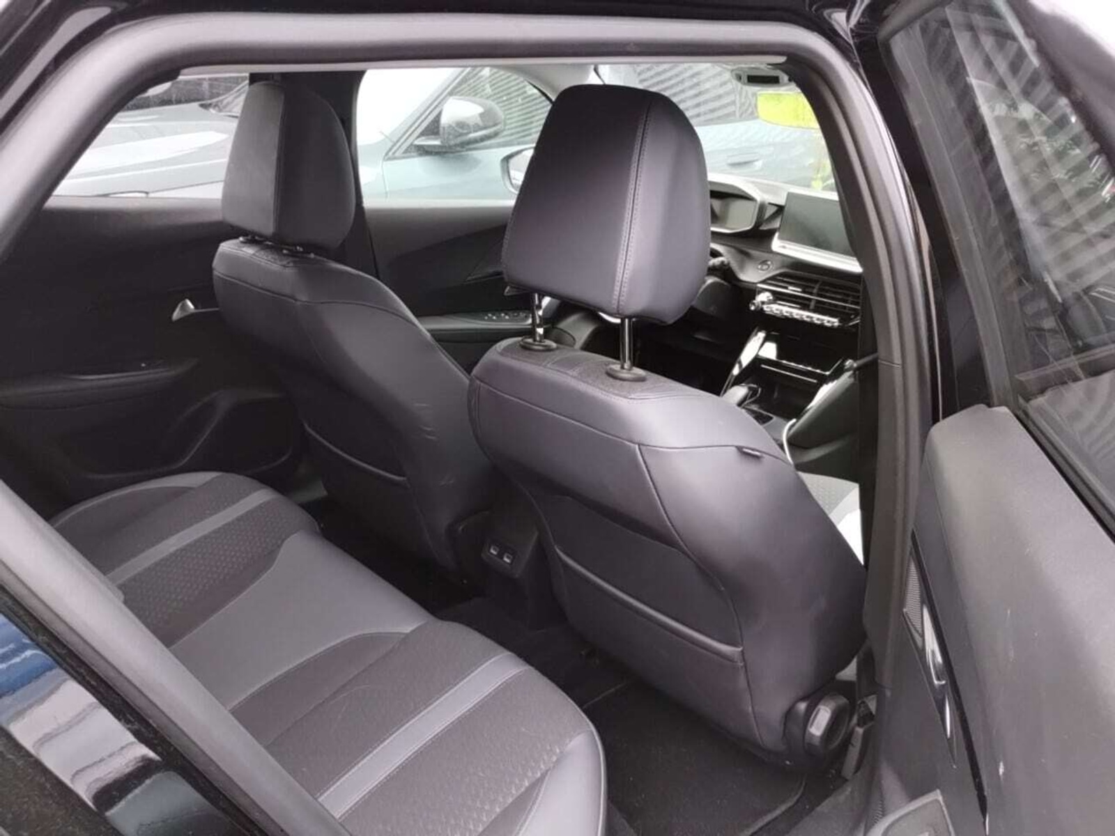 Foto 4 van Peugeot E-2008