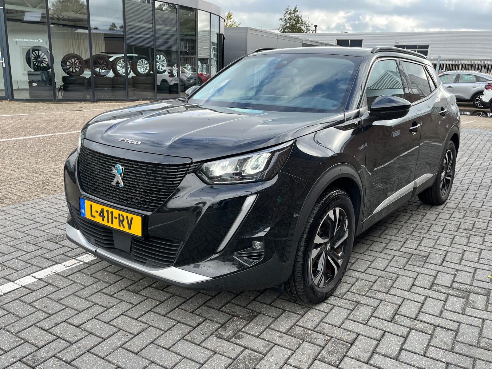 Foto 4 van Peugeot E-2008