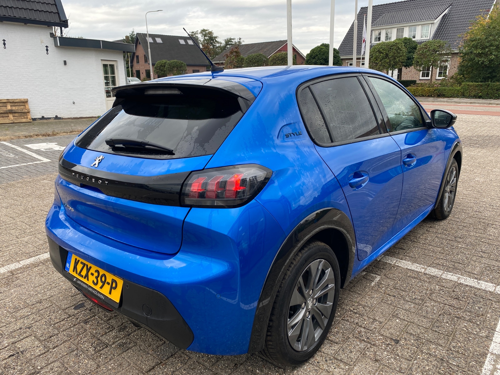 Foto 4 van Peugeot E-208